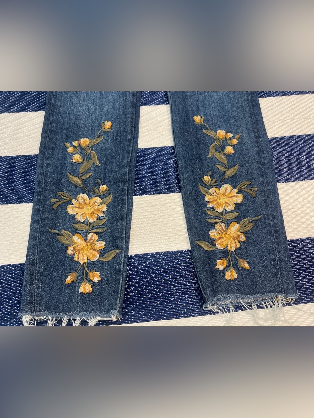 DRIFTWOOD Women’s Embroidered Floral Cropped Jeans Frayed Hem 29 - Picture 2 of 9